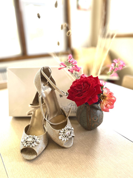 𝅺BADGLEY MISCHKA OKRA GOLD STILETTO PEEP TOE SANDALS WITH RHINESTONE BROOCH - Picture 4 of 10